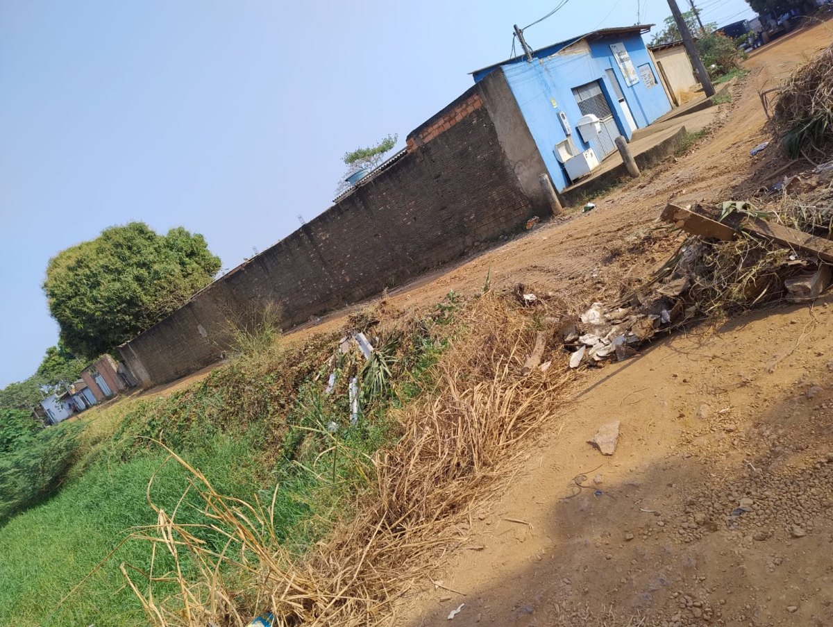 EDWILSON NEGREIROS: Vereador solicita limpeza urgente de canal e prefeitura começa a resolver