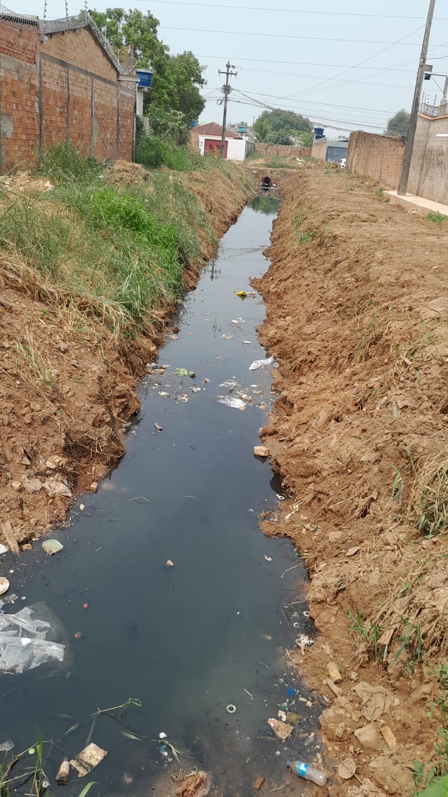 ESQUECIDOS: Moradores da rua Buquê alertam para vala aberta há mais de 30 anos