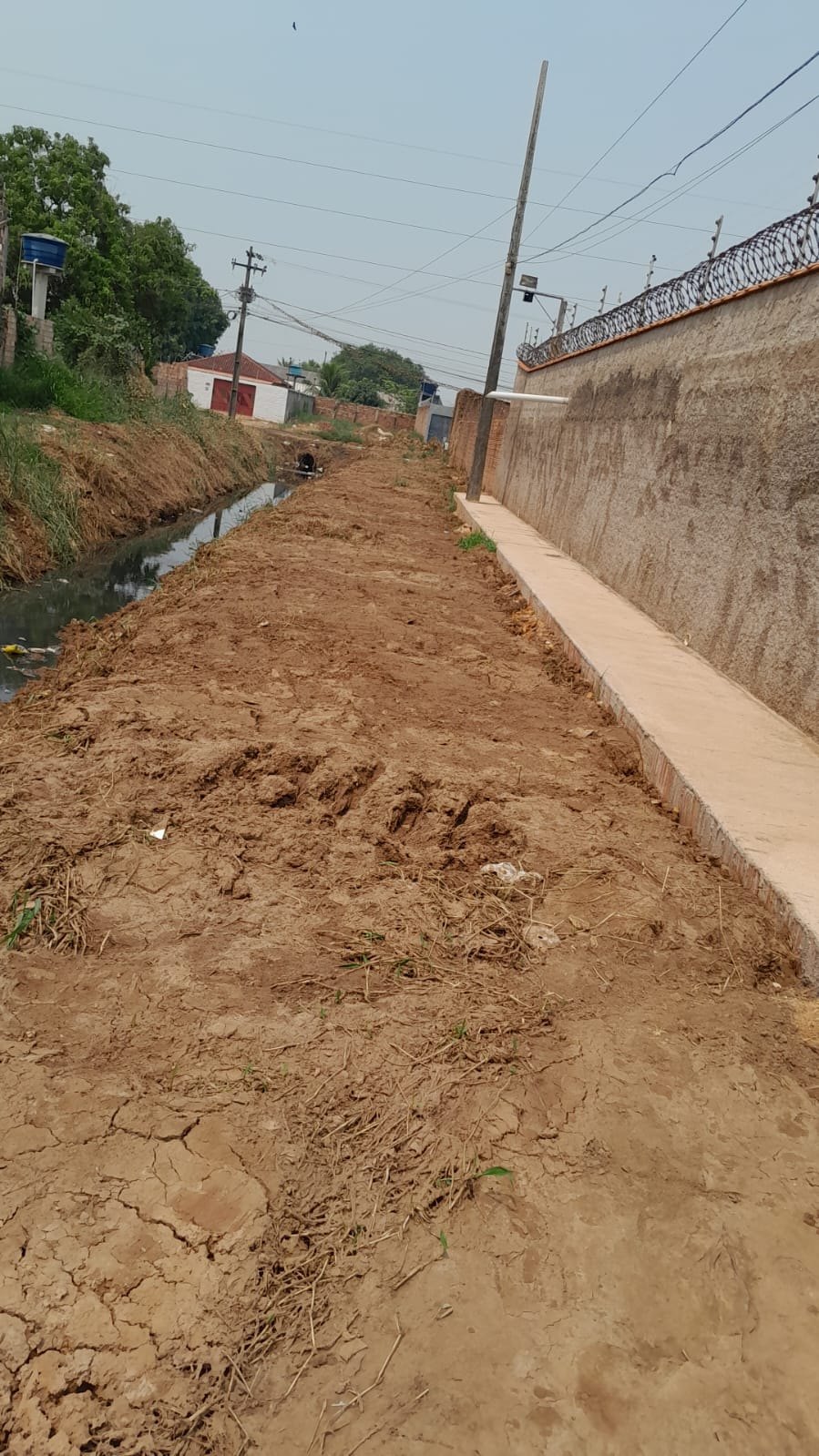 ESQUECIDOS: Moradores da rua Buquê alertam para vala aberta há mais de 30 anos