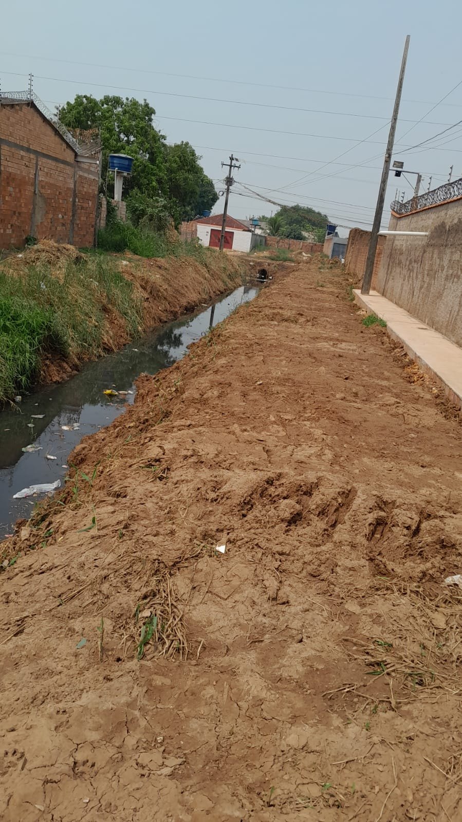 ESQUECIDOS: Moradores da rua Buquê alertam para vala aberta há mais de 30 anos
