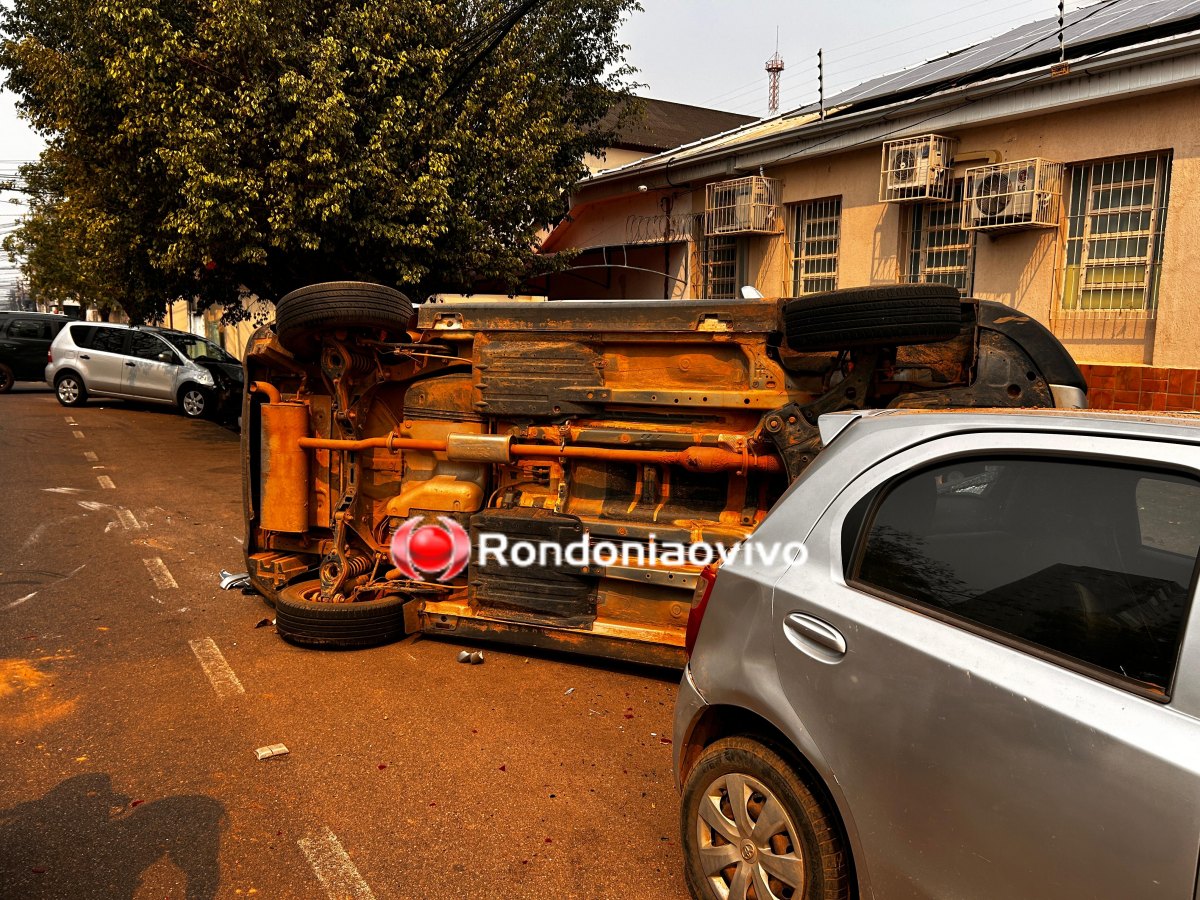IMPRUDÊNCIA: Carro capota após forte colisão na Avenida Carlos Gomes