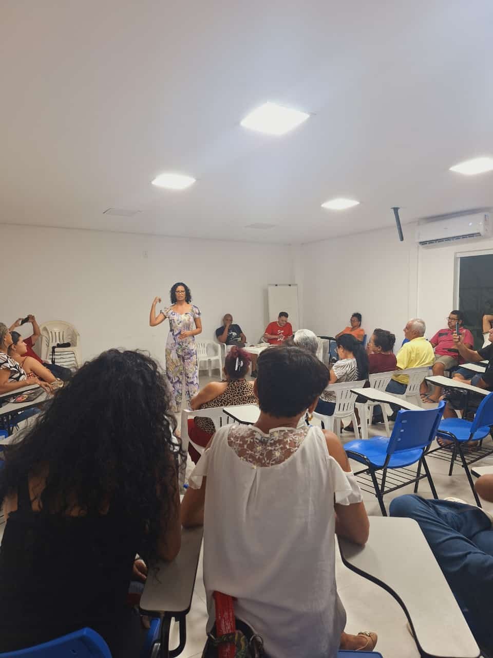 NAS RUAS: Campanha da Professora Fatinha conversa com a comunidade