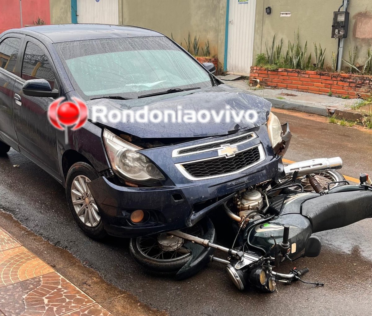 VÍDEO: Motociclista 'voa' e vai parar em calçada; veículo é arrastado por carro