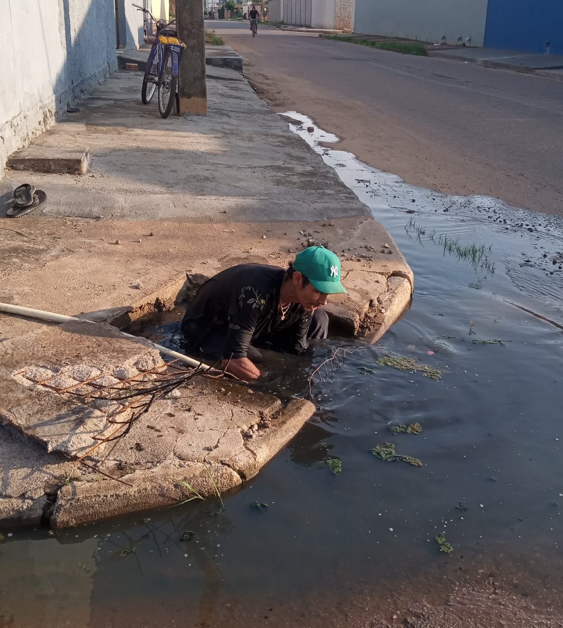 CENA DA CIDADE: Moradores desentopem bueiro por conta própria em bairro da capital 