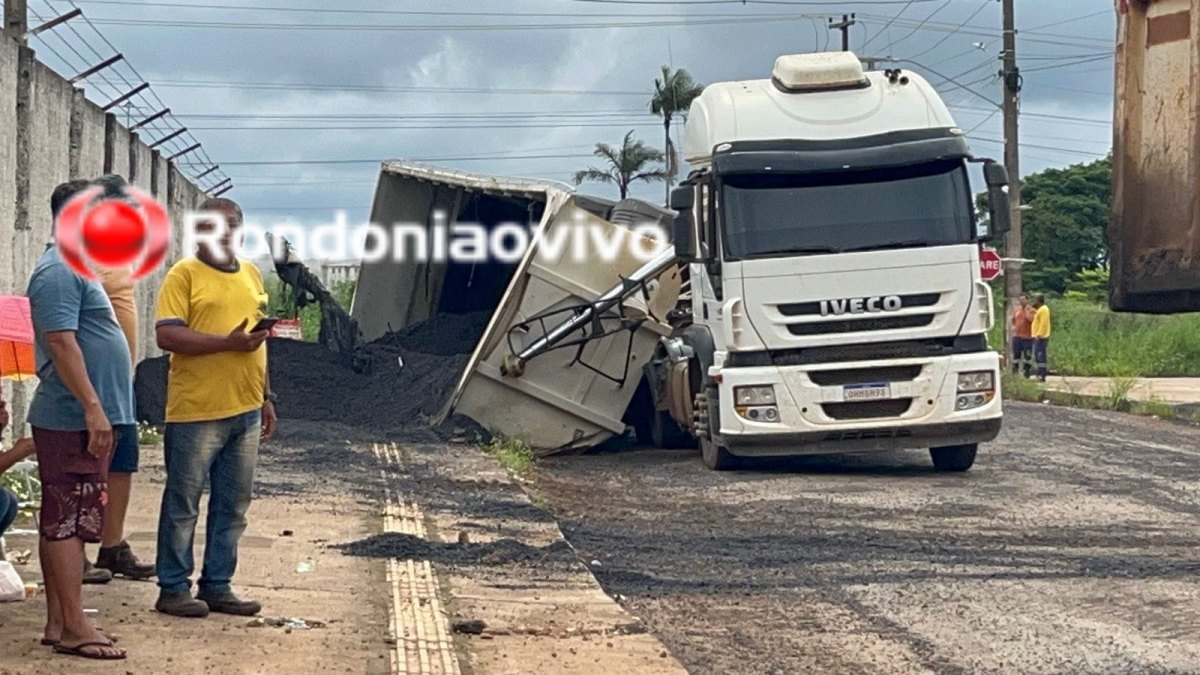 NA OBRA: Carreta à serviço da prefeitura tomba carregada de material para asfaltamento 