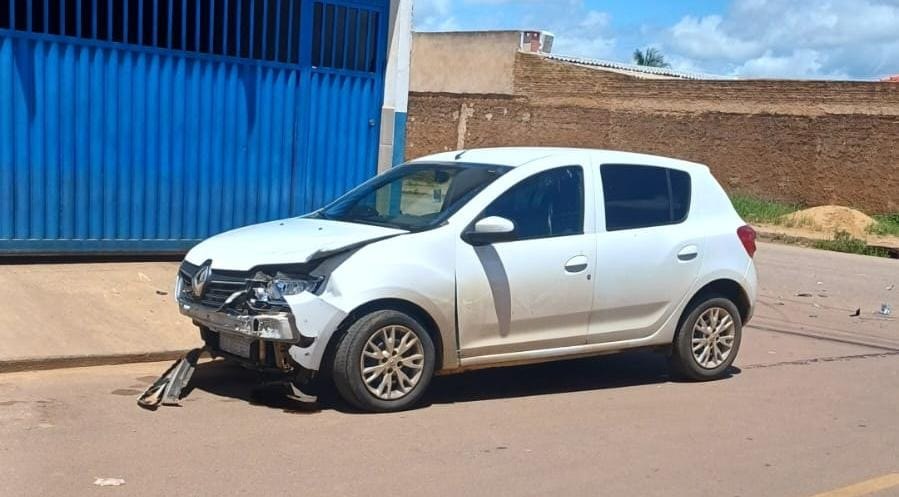 VÍDEO: Motociclista vai parar na calçada após motorista de Sandero avançar preferencial 