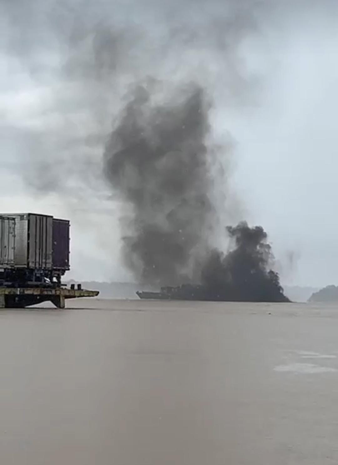 CAUSOU CONFUSÃO: Balsa carregada solta muita fumança que compara a sinistro