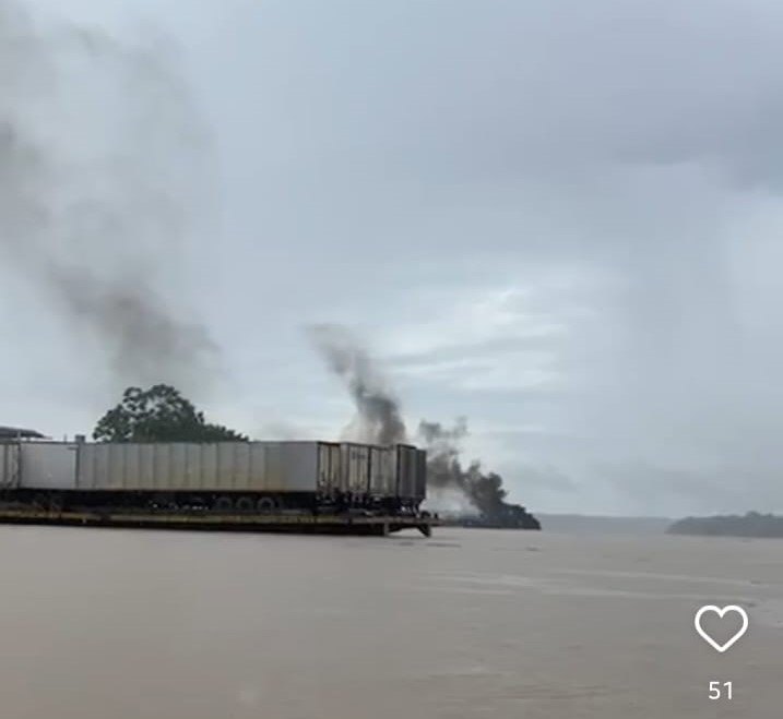CAUSOU CONFUSÃO: Balsa carregada solta muita fumança que compara a sinistro