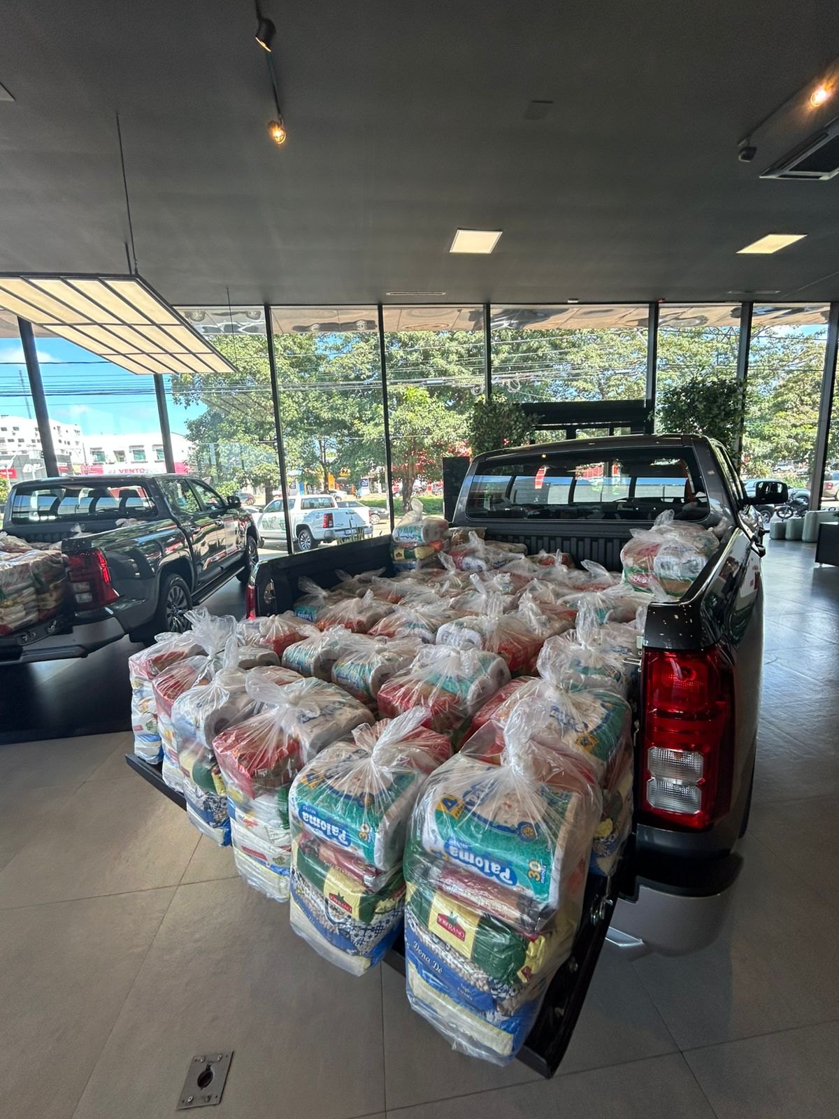 LUZ DO ALVORECER: Entidade social recebeu cestas básicas do Rally do Batom