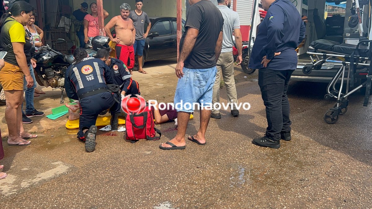 URGENTE: Motociclista sofre gravíssima fratura exposta na perna ao bater em caminhão