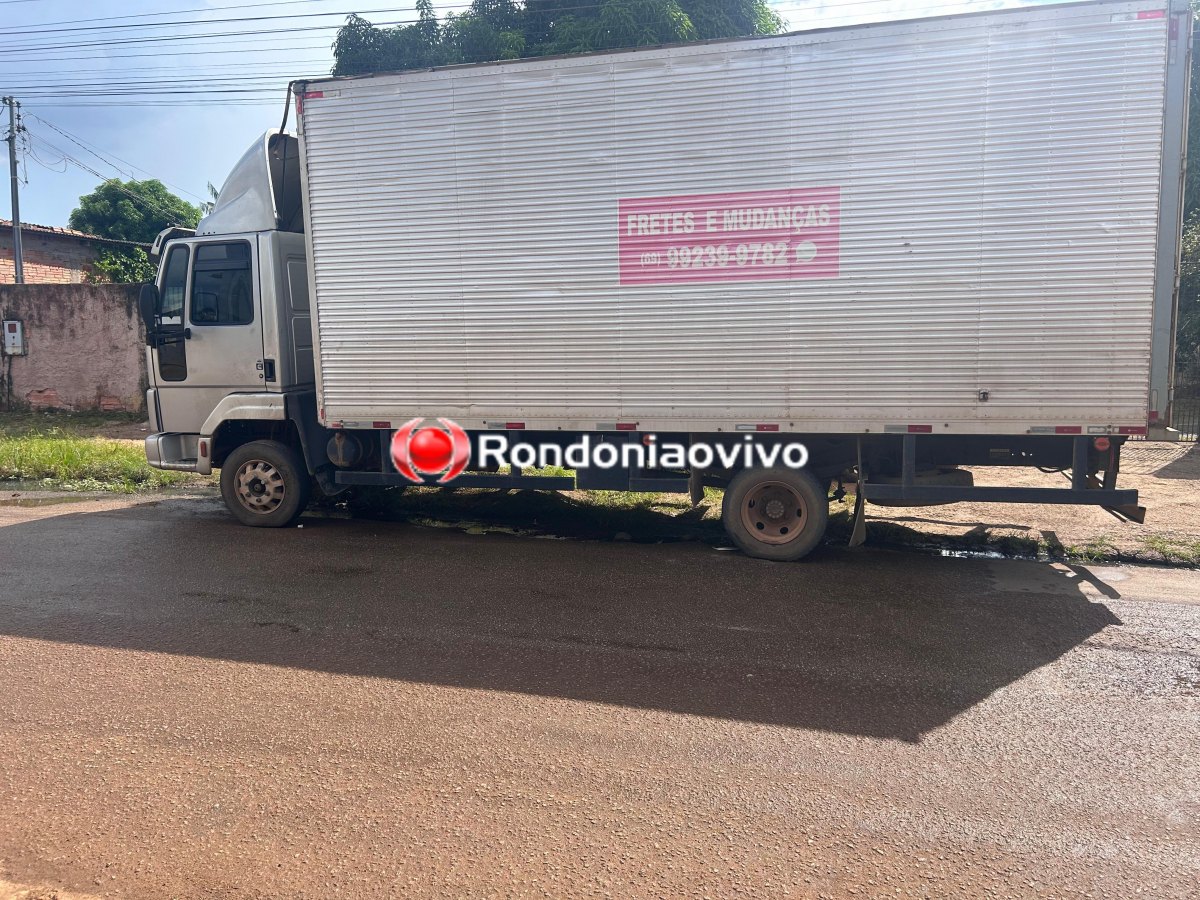 URGENTE: Motociclista sofre gravíssima fratura exposta na perna ao bater em caminhão