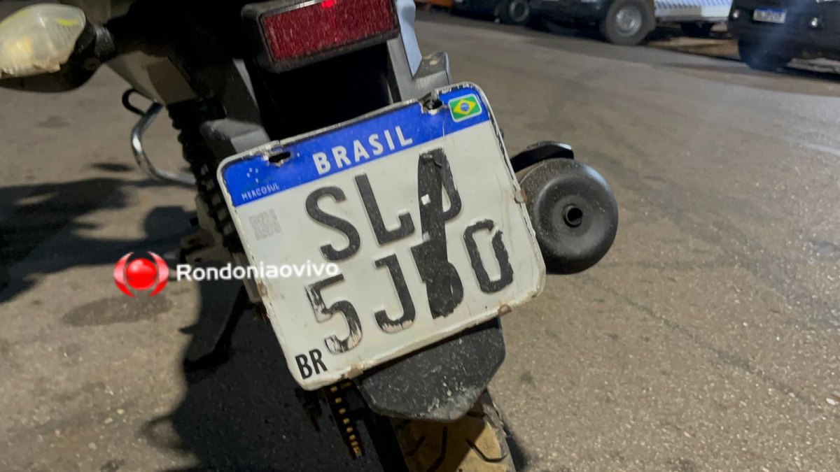 FLAGRANTE: PM prende jovem com placa de moto adulterada com fita adesiva