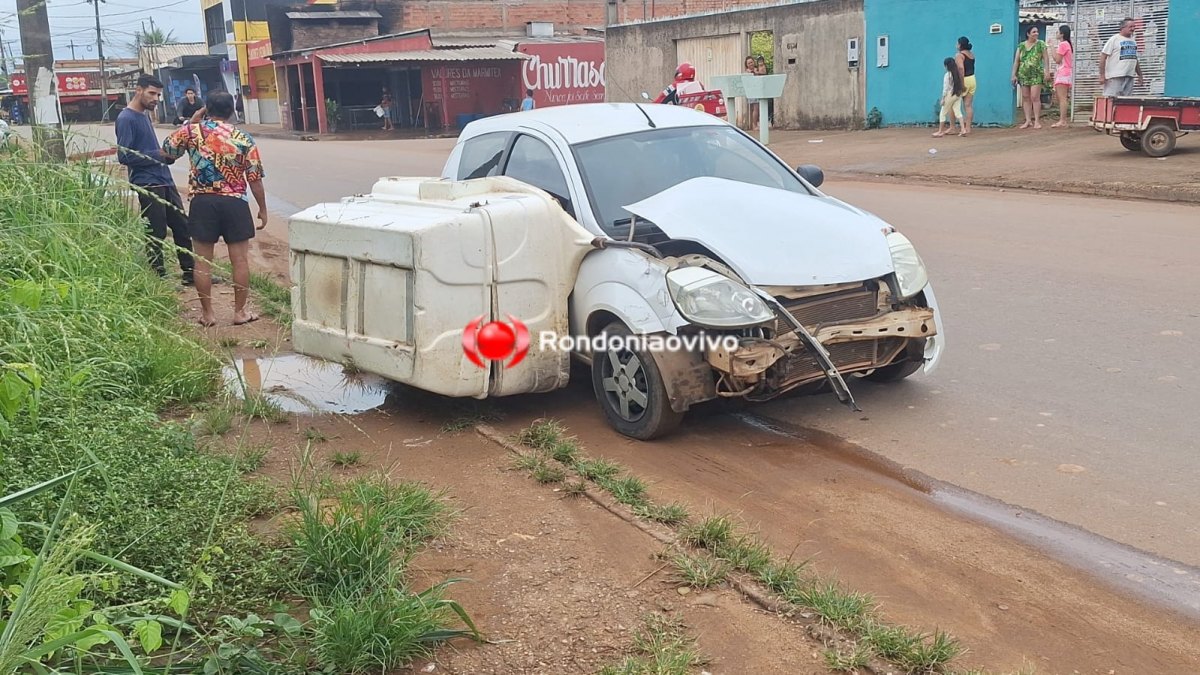 PERIGO: Reboque se solta de moto e atinge fortemente carro 