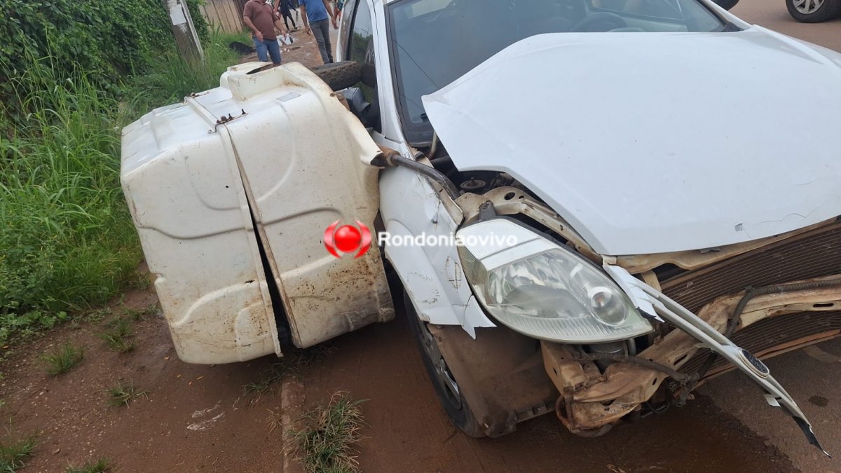 PERIGO: Reboque se solta de moto e atinge fortemente carro 