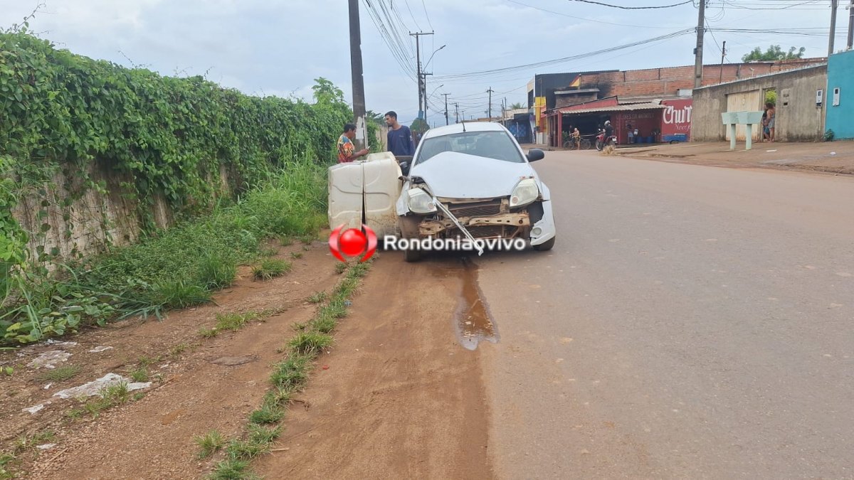 PERIGO: Reboque se solta de moto e atinge fortemente carro 