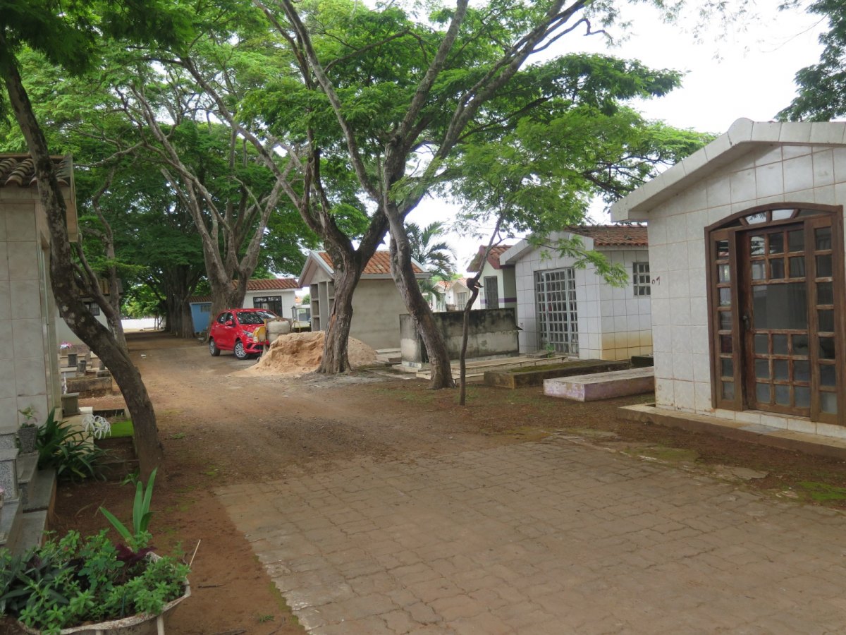 SEM ESPAÇO: Cemitério de Vilhena tem sepultamentos em ruas internas e entre sepulturas 