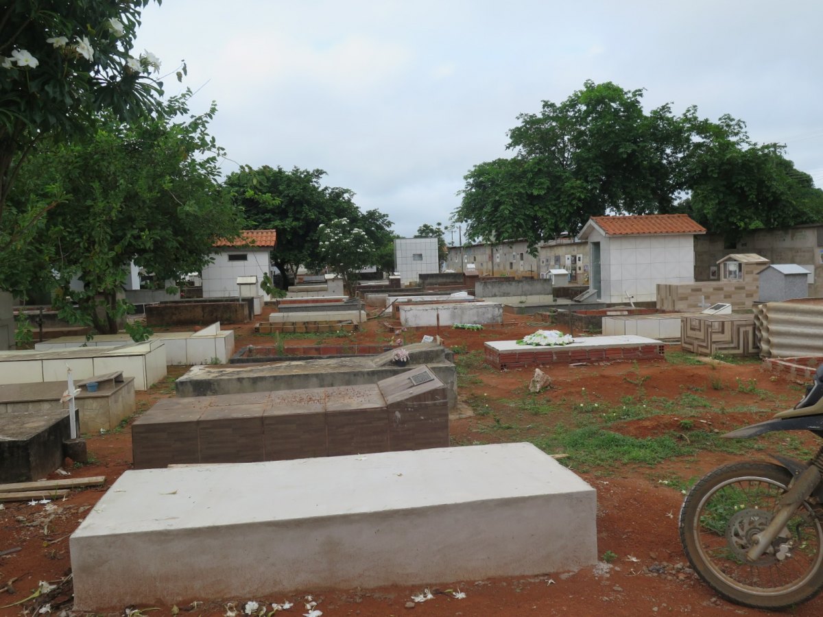 SEM ESPAÇO: Cemitério de Vilhena tem sepultamentos em ruas internas e entre sepulturas 