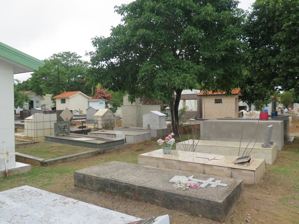 SEM ESPAÇO: Cemitério de Vilhena tem sepultamentos em ruas internas e entre sepulturas 