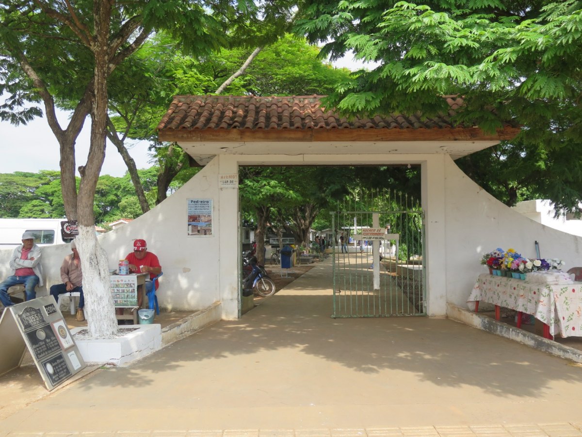 SEM ESPAÇO: Cemitério de Vilhena tem sepultamentos em ruas internas e entre sepulturas 
