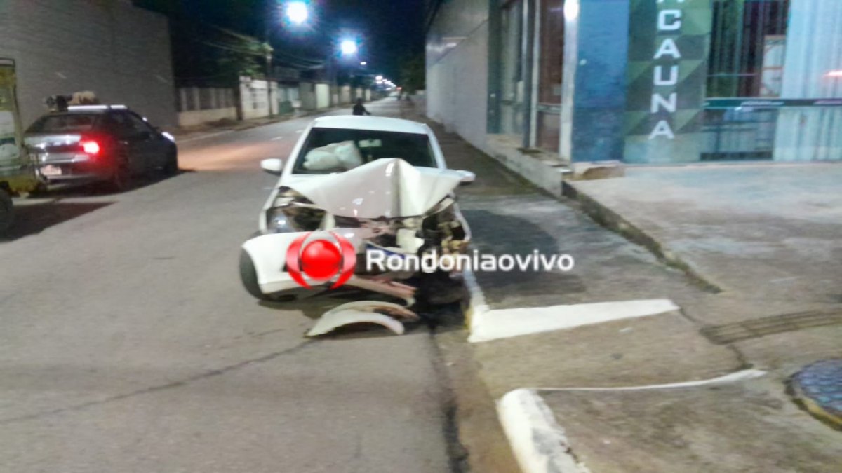 DESGOVERNADO: Motorista foge após atingir poste durante a madrugada; PM apreende veículo 