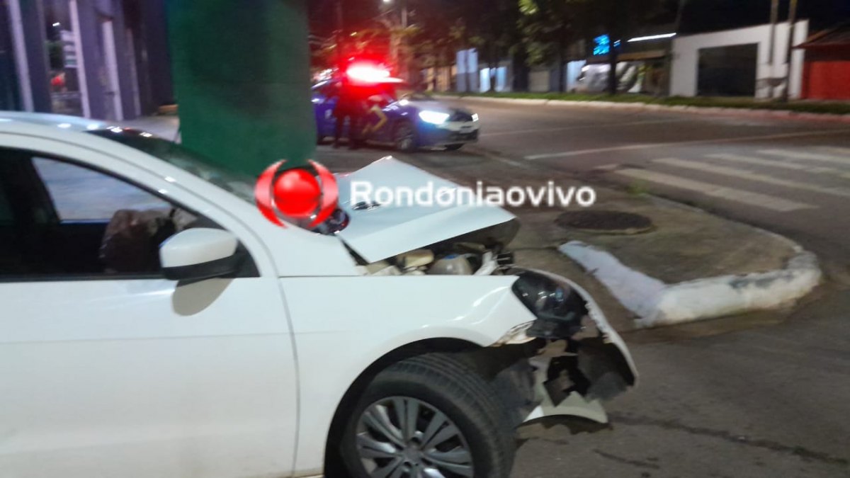 DESGOVERNADO: Motorista foge após atingir poste durante a madrugada; PM apreende veículo 