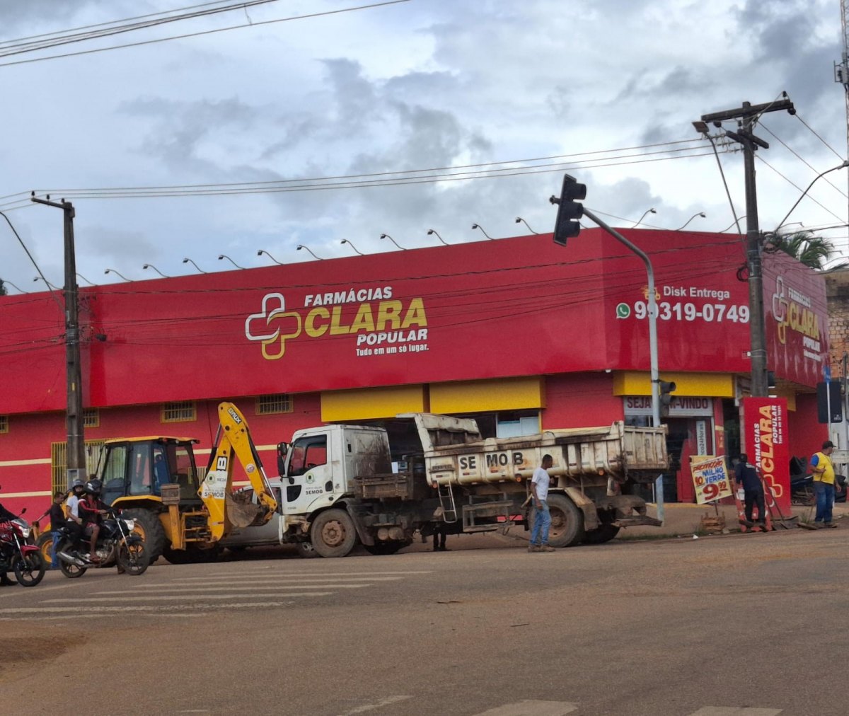 JÚNIOR QUEIROZ: Vereador tem solicitação atendida de tapa-buracos em bairros da zona leste