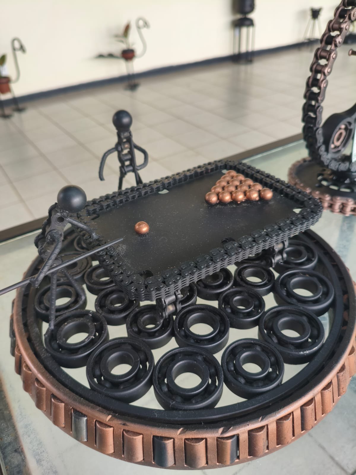 CRIATIVIDADE: Artesão rondoniense abre exposição feita com peças recicladas de veículos