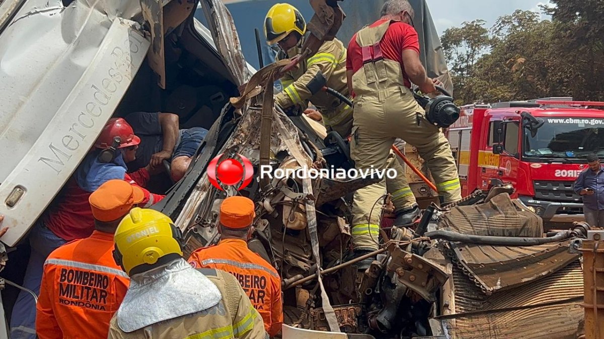 URGENTE: Motorista de carreta fica preso nas ferragens após gravíssimo acidente em PVH