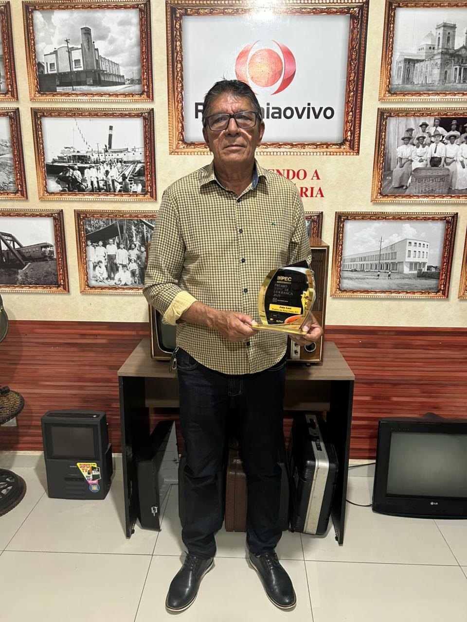 RECONHECIMENTO: Prefeito de Nova União recebe Prêmio Liderança concedido pelo IHPEC