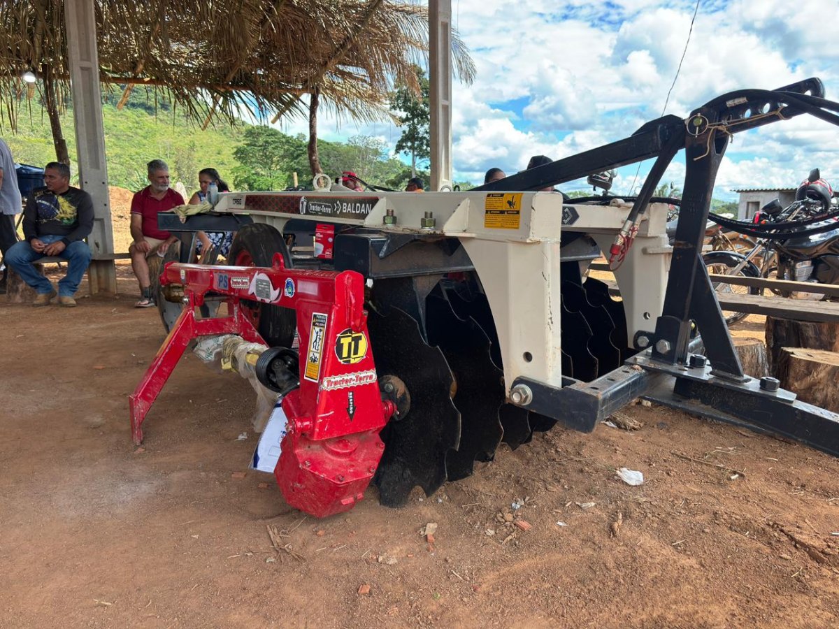 ALAN QUEIROZ : Deputado entrega grade aradora e perfurador de solo para fortalecer produção 