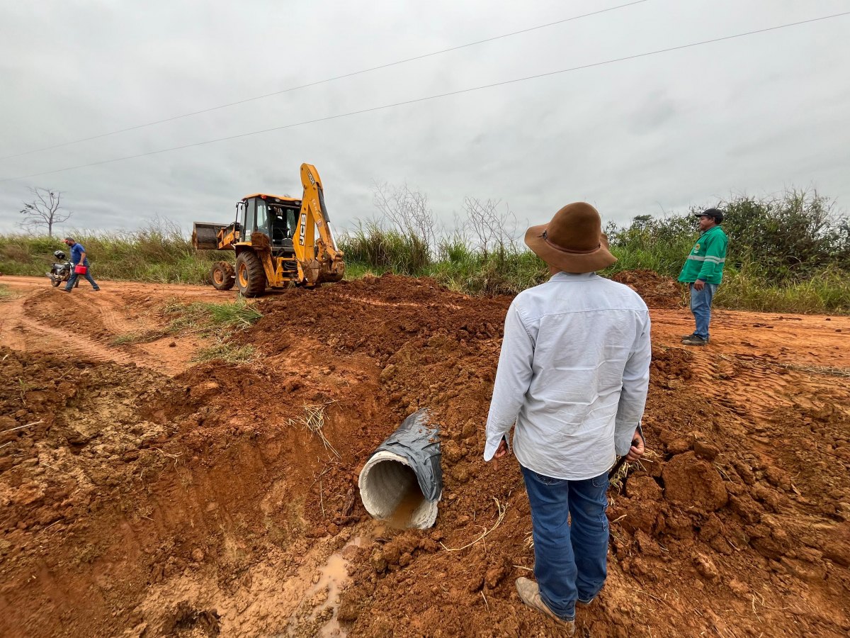 MÁRCIO PACELE: Vereador acompanha execução de manilhas e reforça melhorias no Ramal da Linha 1