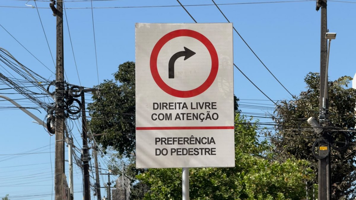 EDIMILSON DOURADO: Placa 'Direita Livre' melhora fluxo na Zona Sul após pedido de vereador