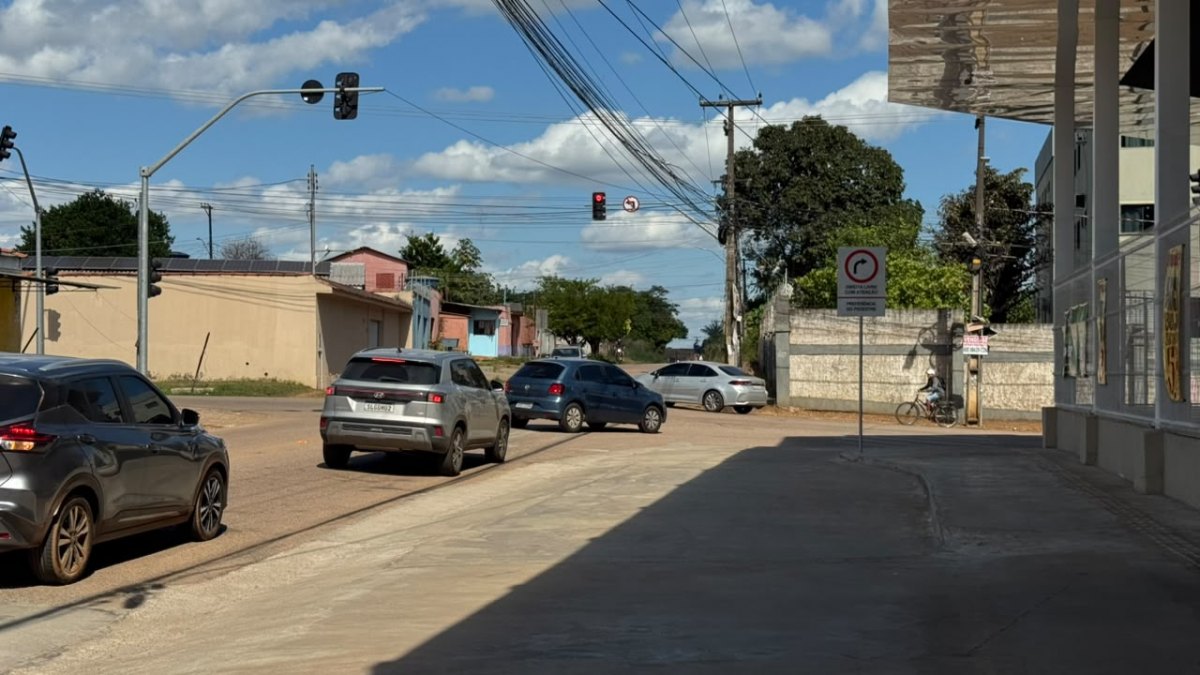EDIMILSON DOURADO: Placa 'Direita Livre' melhora fluxo na Zona Sul após pedido de vereador