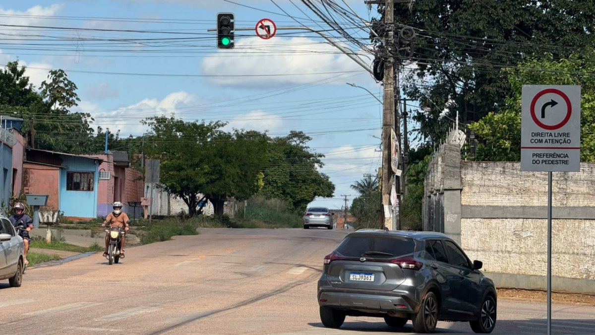 EDIMILSON DOURADO: Placa 'Direita Livre' melhora fluxo na Zona Sul após pedido de vereador