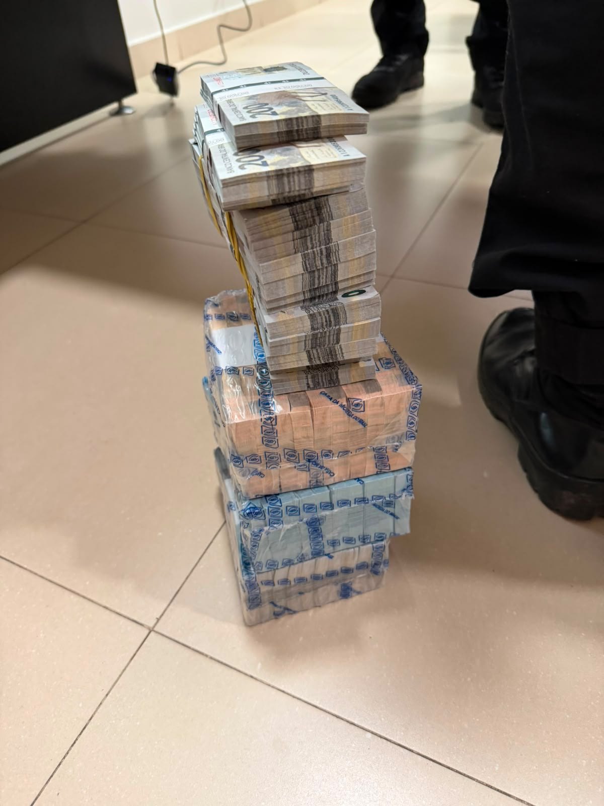 CAIXA DE DINHEIRO: PF apreende quase R$ 1 milhão em dinheiro e relógios de luxo em operação que mira a Assembleia de RO