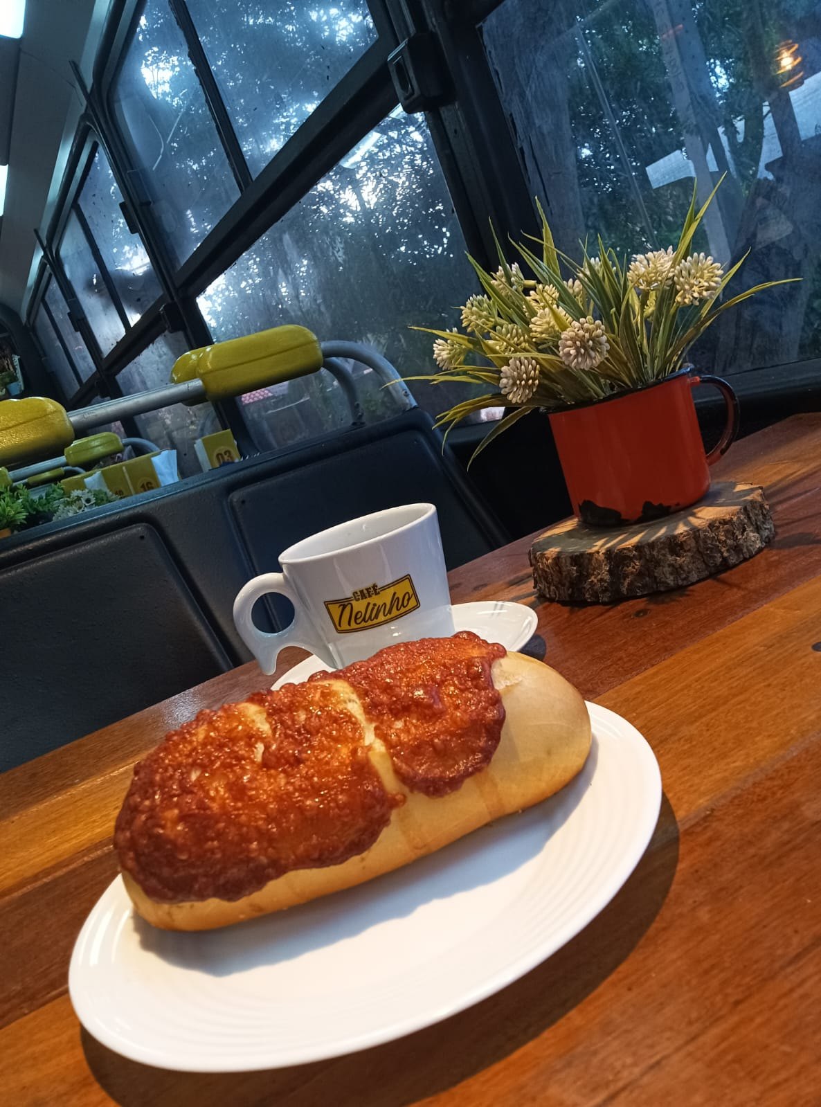  EM ROLIM DE MOURA: Bus Café Nelinho transforma ônibus em cafeteria e aproxima clientes do café 