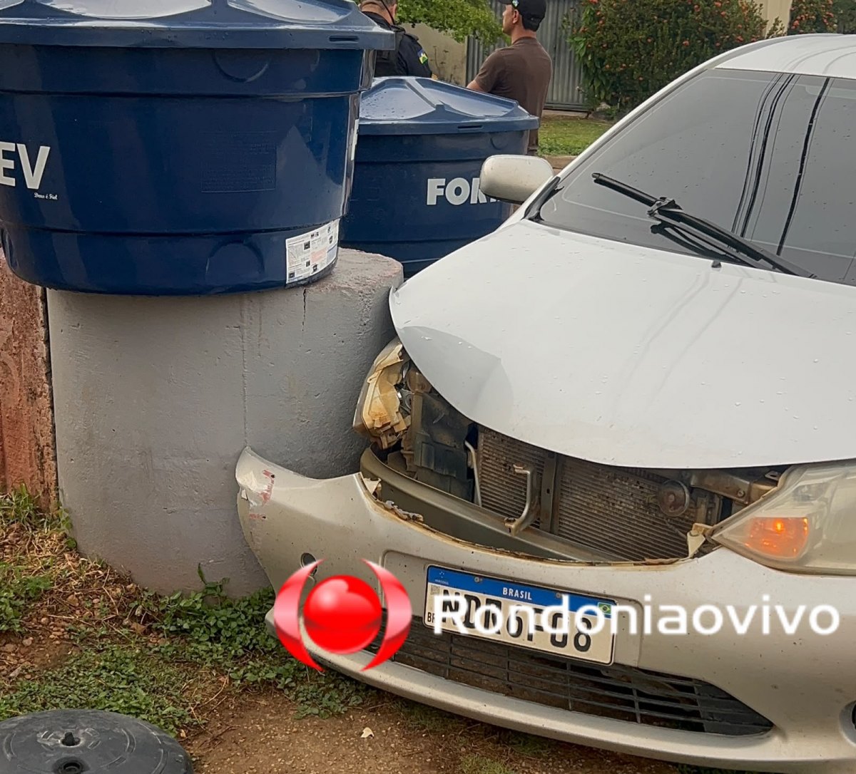VÍDEO: Forte batida entre carro deixa duas pessoas feridas