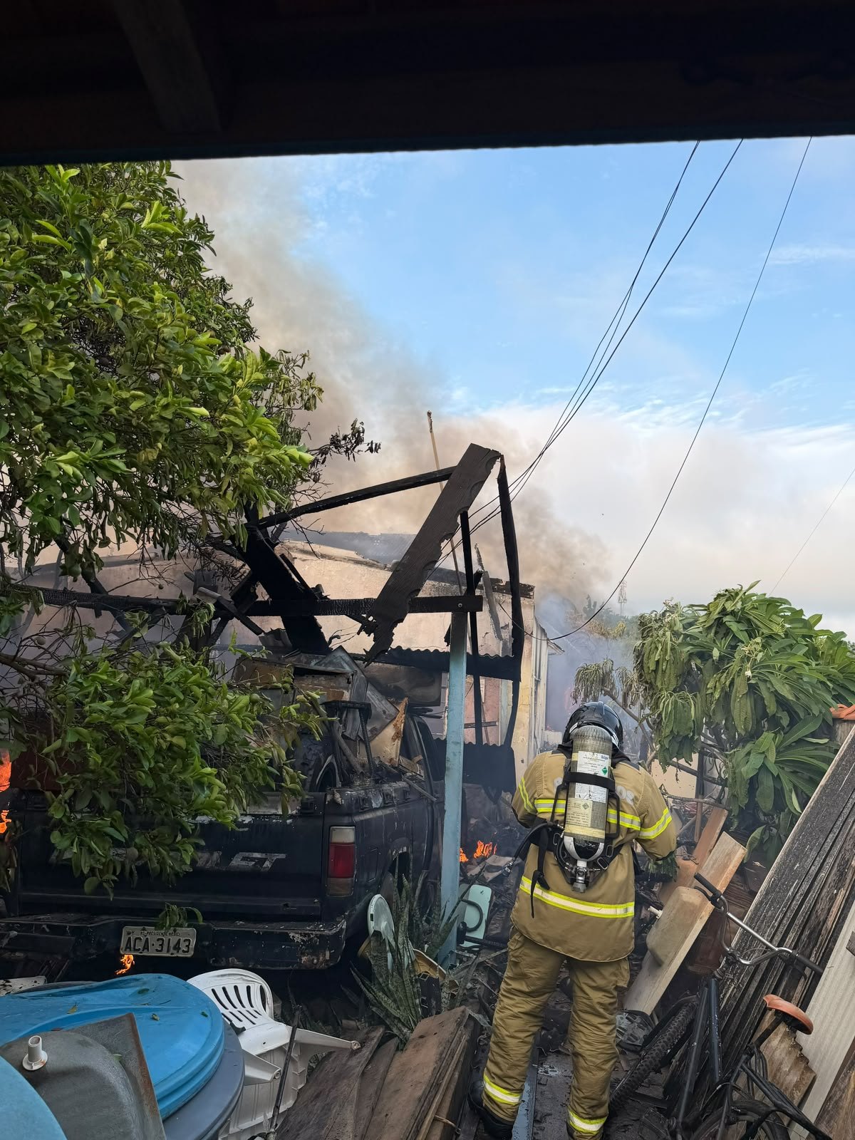 EM JI-PARANÁ: Incêndio atinge imóvel e mobiliza Corpo de Bombeiros
