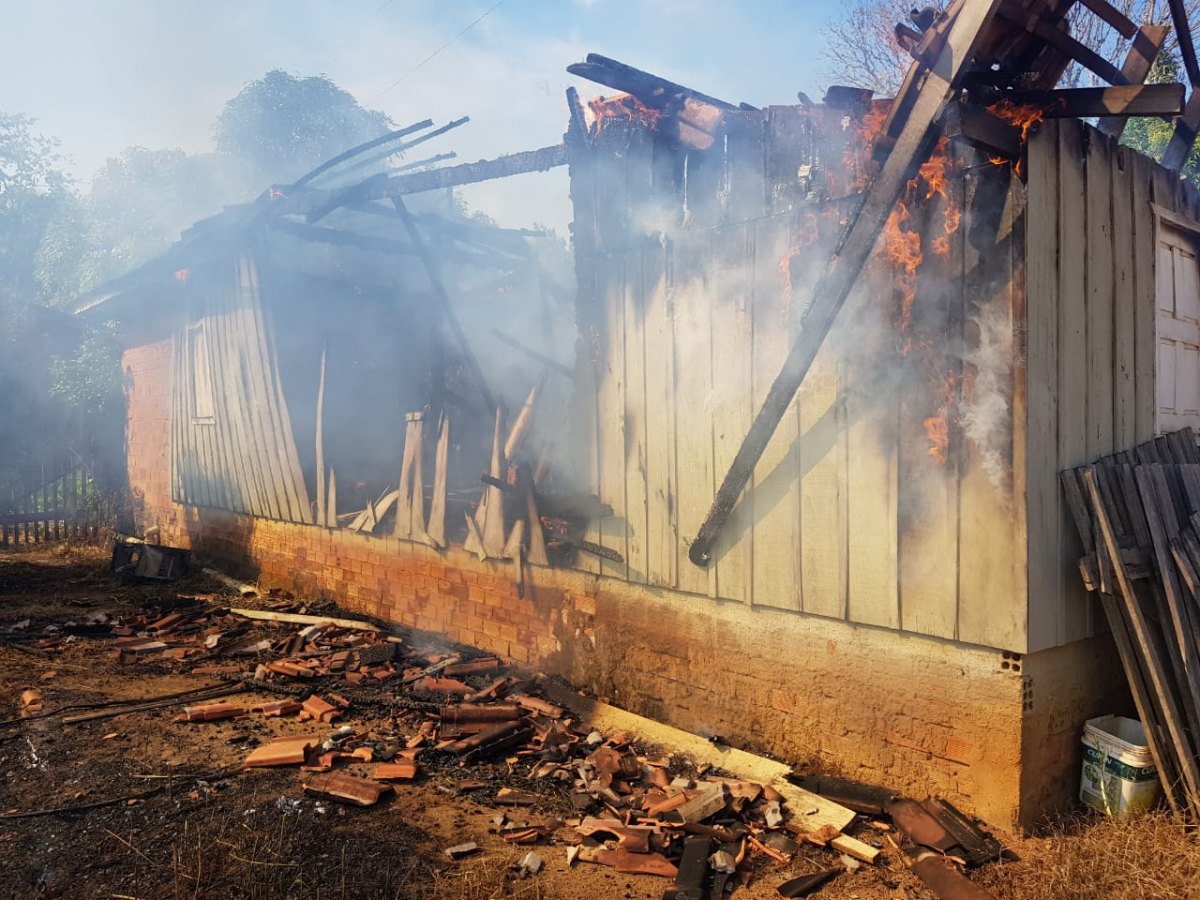 APELO: Família que perdeu tudo em incêndio pede ajuda através de campanha