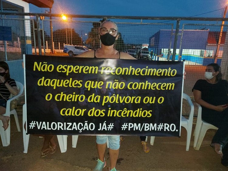 MANIFESTAÇÃO: Familiares de PMs fecham quartel por tempo indeterminado em Jaru