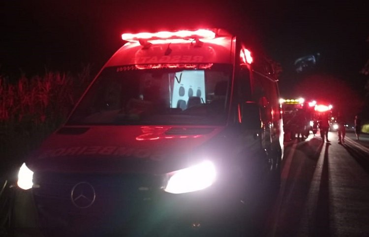 NA BR-364: Casal em veículo sofre acidente após colidir com caminhão guincho 