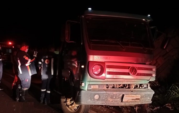 NA BR-364: Casal em veículo sofre acidente após colidir com caminhão guincho 