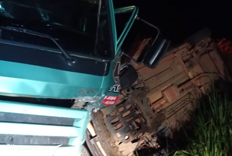 NA BR-364: Casal em veículo sofre acidente após colidir com caminhão guincho 