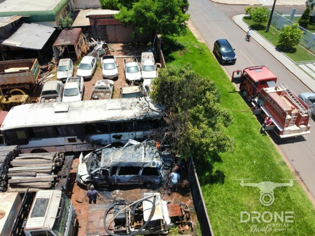ESPIGÃO D'OESTE: Bombeiros controlam incêndio em garagem de prefeitura