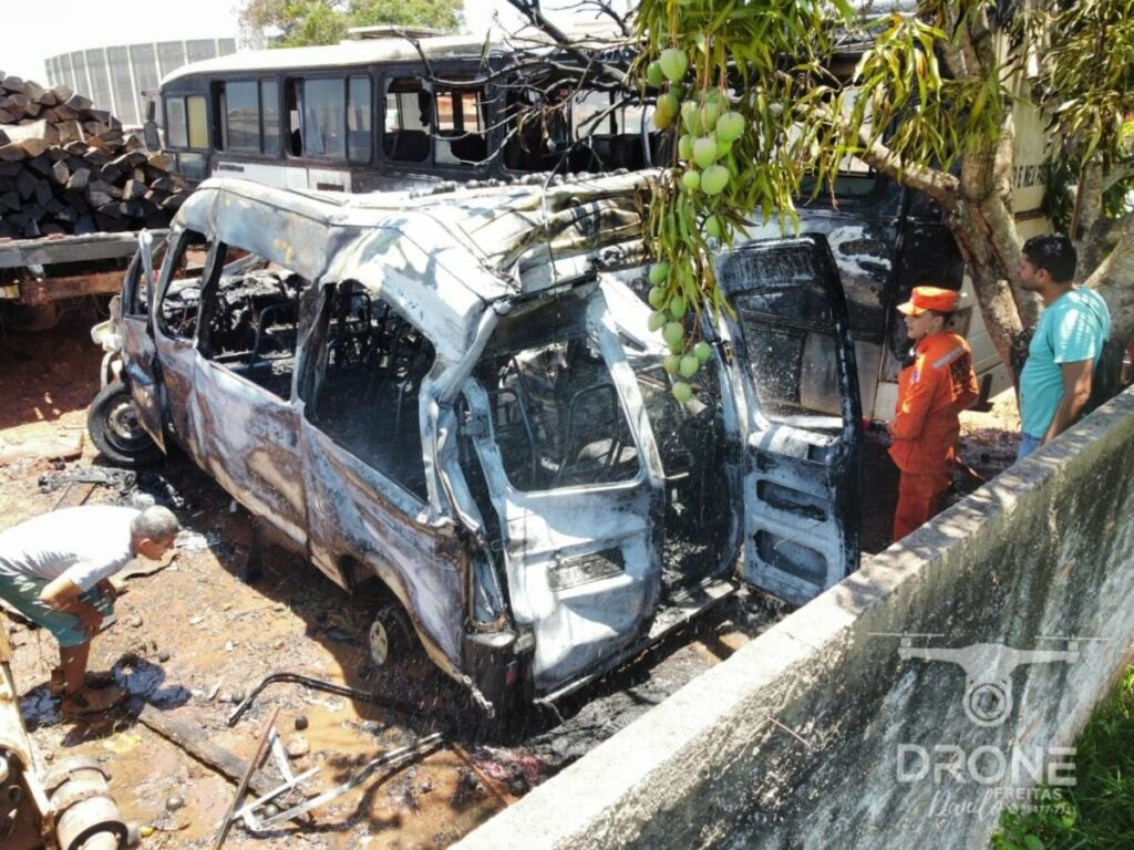 ESPIGÃO D'OESTE: Bombeiros controlam incêndio em garagem de prefeitura