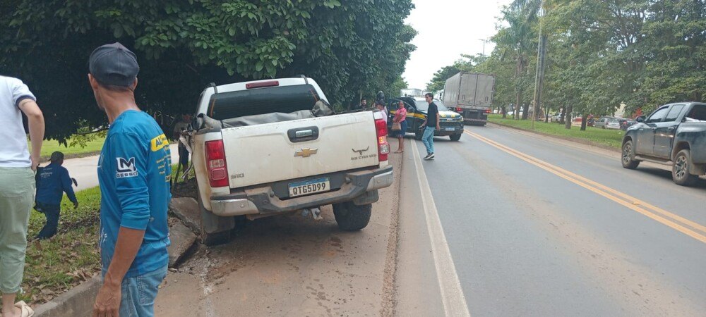 EM JARU: Condutor embriagado tenta ultrapassagem e provoca colisão com carreta