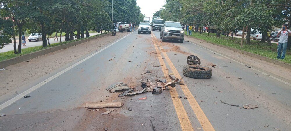 EM JARU: Condutor embriagado tenta ultrapassagem e provoca colisão com carreta