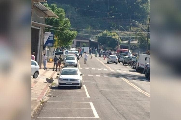 ATAQUE: Adolescente com facão invade escola e mata três alunos e uma professora