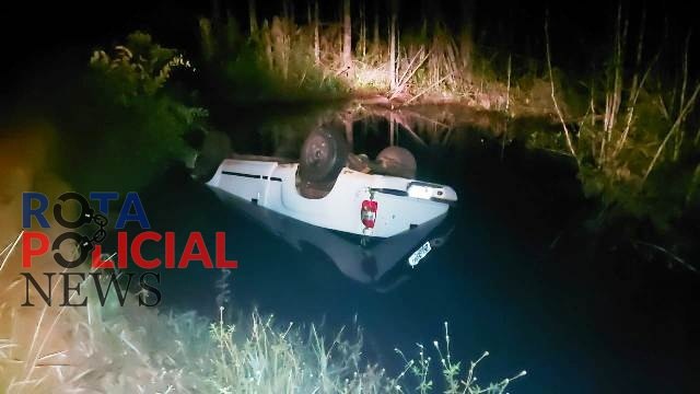 SUSTO: Motorista cai em rio após perder controle de caminhonete e é salvo por mototaxista