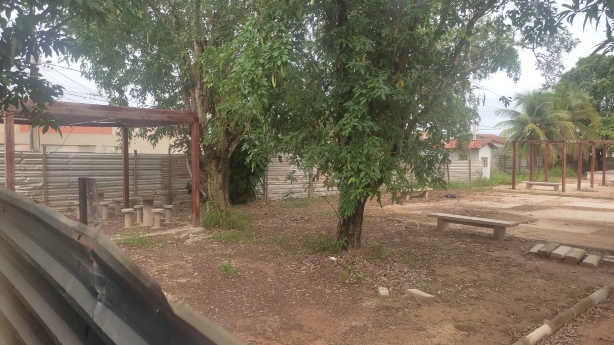 DEMORA: Obra de praça milionária está abandonada na capital